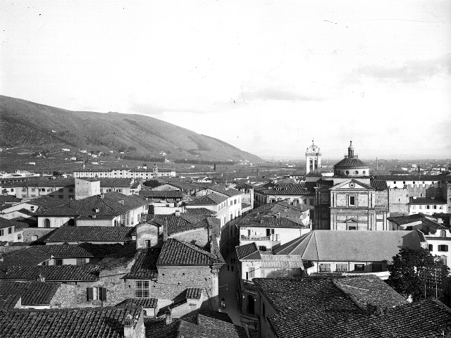 48 - Martino Meucci, Veduta panoramica della città di Prato con lo studio di Domenico Coppi 1912